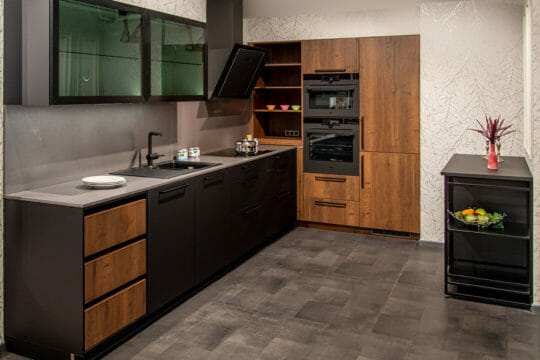 moderne Küche in schwarz und brauner Holzoptik