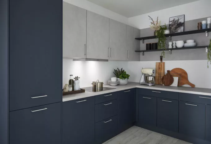 blaue Küche mit Betonoptik kombiniert