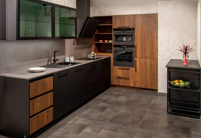moderne Küche in schwarz und brauner Holzoptik