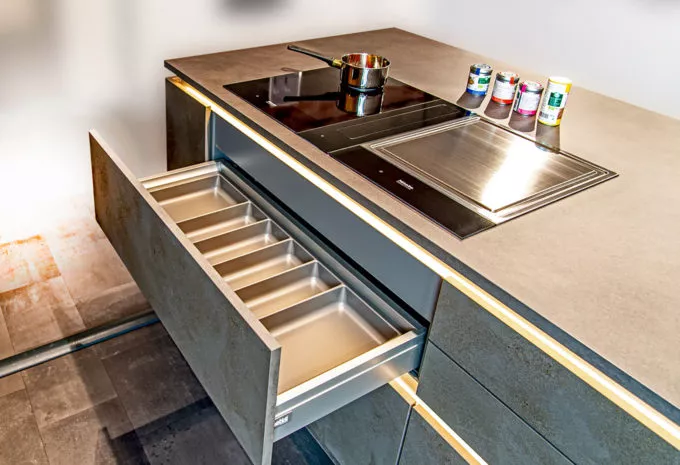 breite Schublade in Küche in Betonoptik